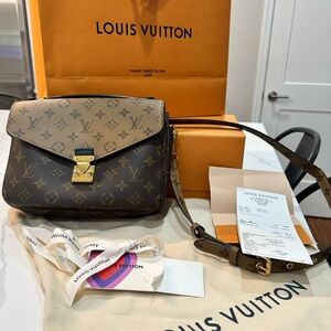 Louis VUITTON POUCHETTE METIS REVERSE MONOGRAM. Excellent condition! Authentic.